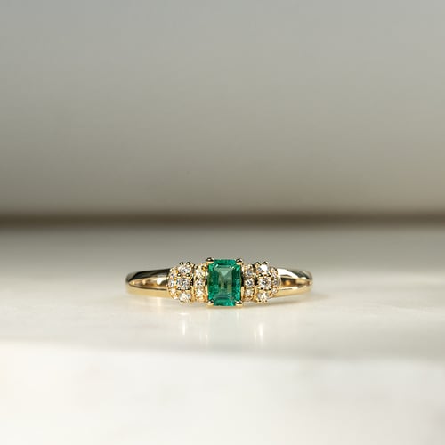 Goldring mit Smaragd und Diamanten Mellan