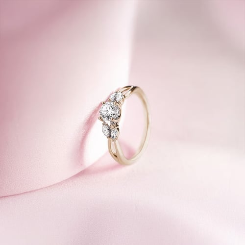 Romantischer Verlobungsring aus Gold in Haselnussfarbe mit Diamanten H