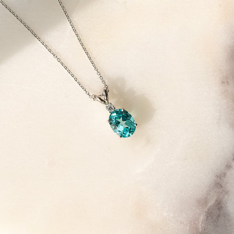 Goldener Anhänger mit einem ovalen Lab Grown Paraiba Turmalin Davi 136895