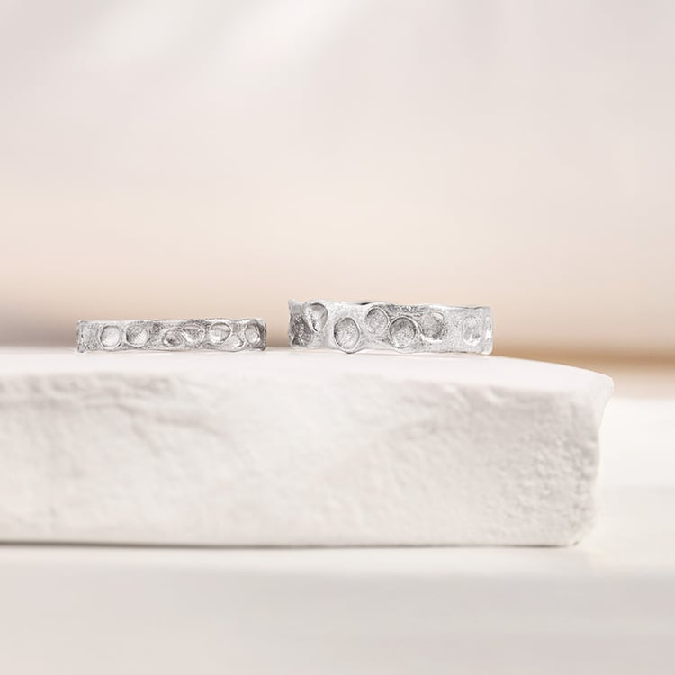 Goldene Eheringe mit atypischer Oberfläche Iris 155647