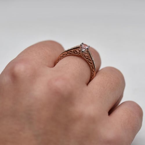 Verlobungsring im Vintage-Stil mit Morganit und Diamanten Keran