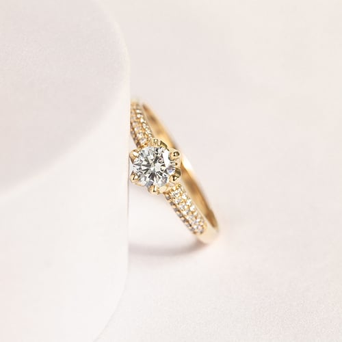 Goldener Verlobungsring mit Lab Grown Diamanten Lineas