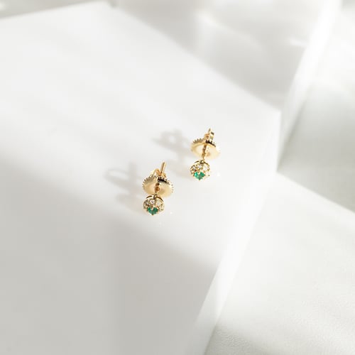 Ohrstecker mit einem Smaragd und Diamanten im Halo-Stil Zowie