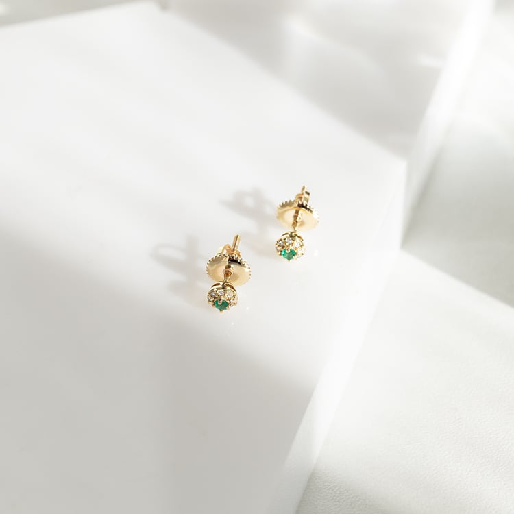 Ohrstecker mit einem Smaragd und Diamanten im Halo-Stil Zowie 145652