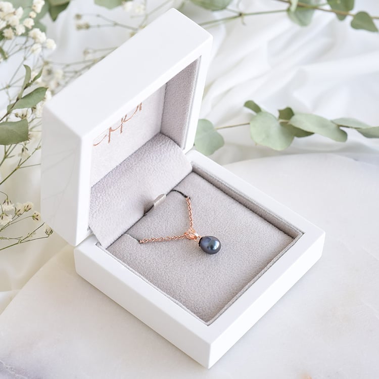 Vergoldeter Anhänger mit schwarzer Perle Momir 87959