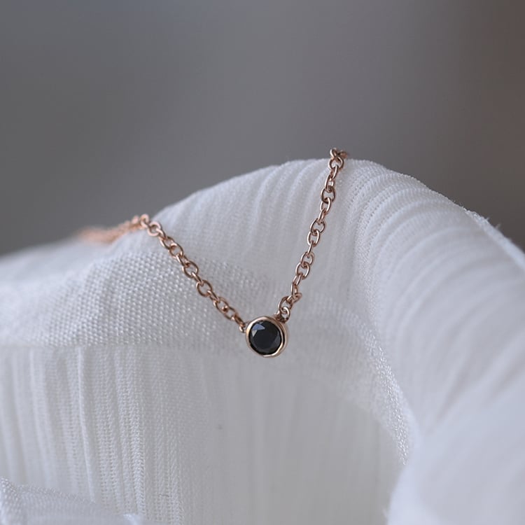 Silberne minimalistische Kette mit einem schwarzen Diamanten Glosie 103653