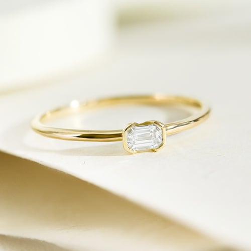 Minimalistischer Ring aus Silber mit einem Diamanten in Emerald-Form Henrik