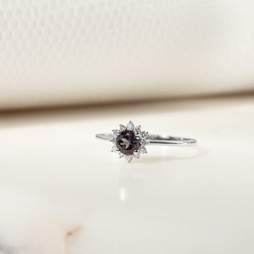 Verlobungsring mit einem Alexandriten und Diamanten im Halo-Stil Condeh