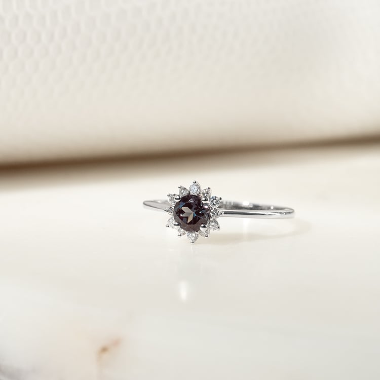 Verlobungsring mit einem Alexandriten und Diamanten im Halo-Stil Condeh 134053