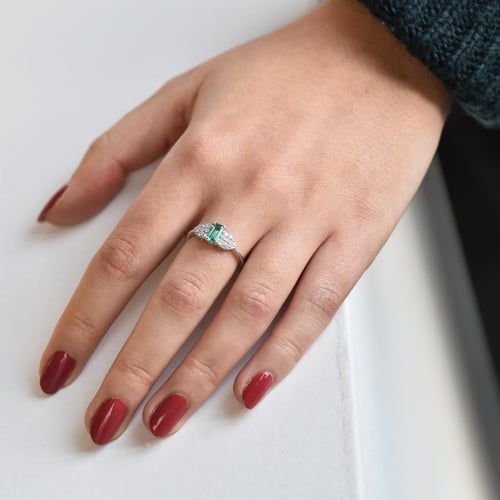 Ring mit Smaragd und Diamanten Tana