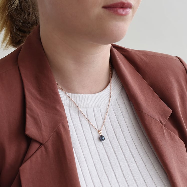 Vergoldeter Anhänger mit schwarzer Perle Momir 87957