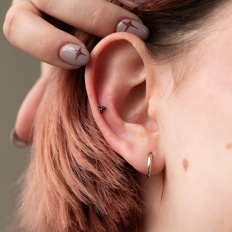 Goldener Piercing Ohrstecker mit Rubinen Masha 138301