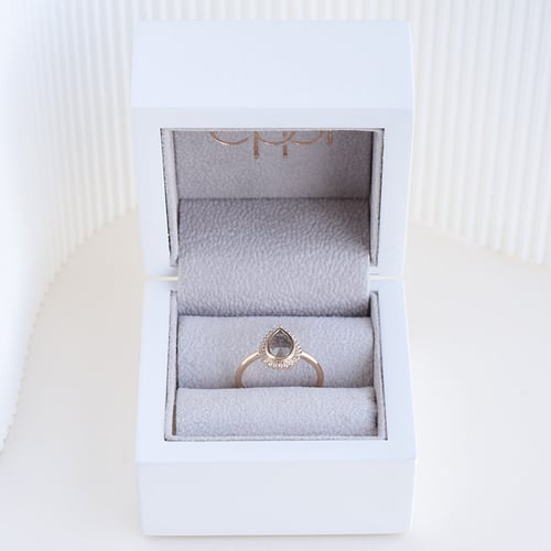 Ring mit Pear Salt and Pepper Diamanten und Diamanten Clemency