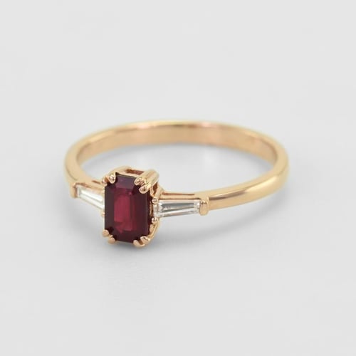 Verlobungsring mit Rubin und Baguette Diamanten Gracie
