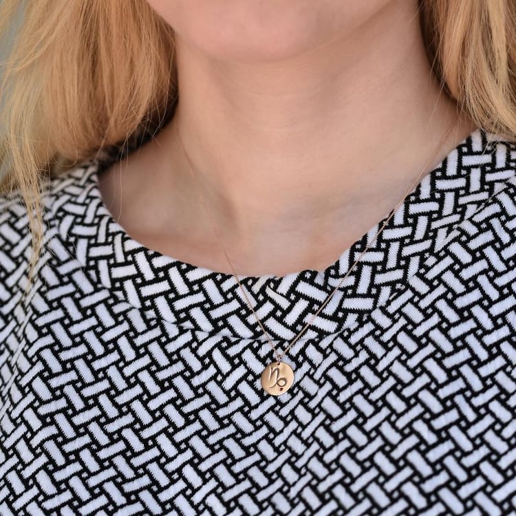 Steinbock mit Granat Anhänger in Rosegold 30769