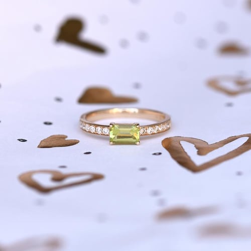 Verlobungsring mit Olivin und Moissaniten Lavita