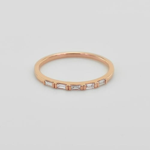 Eheringe aus Eternity-Ring mit Lab Grown Baguette-Diamanten und flachen Ring Hari