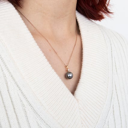 Anhänger mit grauer Perle und Diamanten Paridhiv