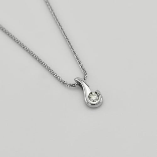 Zarte Platinanhänger mit Diamanten Maise