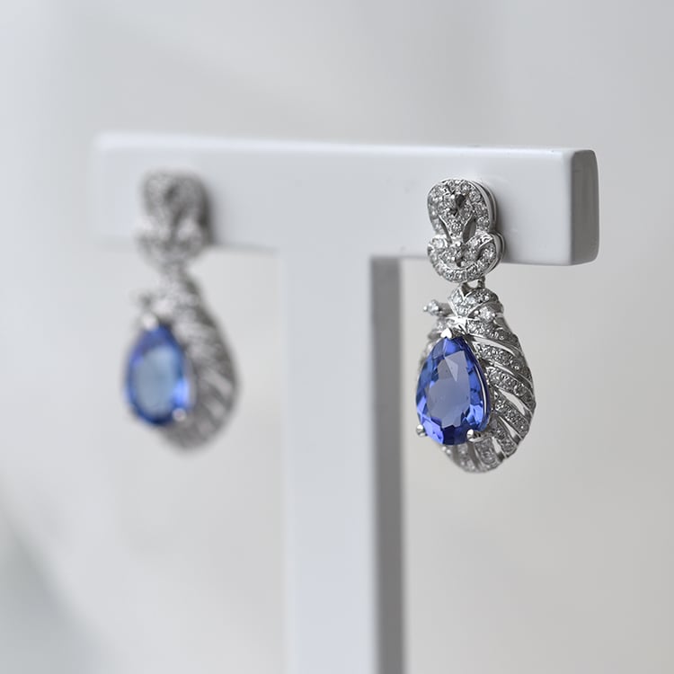 Goldene Ohrringe mit Tansaniten und Diamanten Fujita 62381