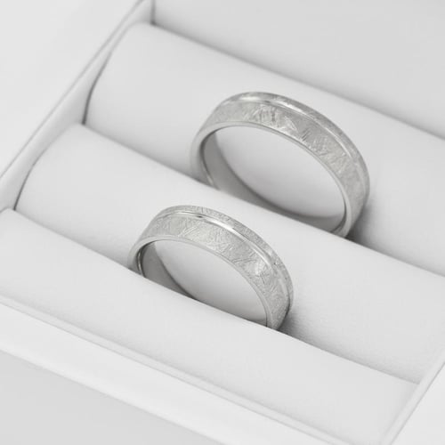Goldene Eheringe mit Diamant Miah