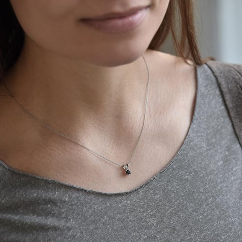 Schwarzer Diamant in Anhänger Lalom