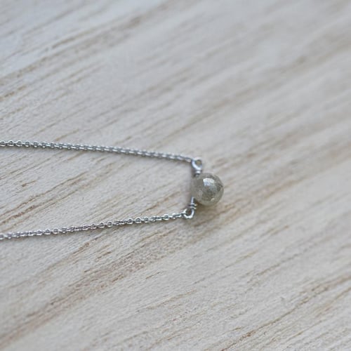 Goldene Halskette mit grauem Diamanten-Tropfen Vebrina