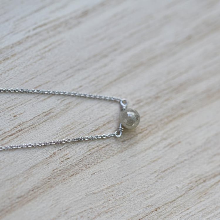 Goldene Halskette mit grauem Diamanten-Tropfen Vebrina 37029