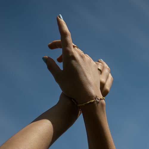 String-Armband mit einer silbernen Sonne Sun