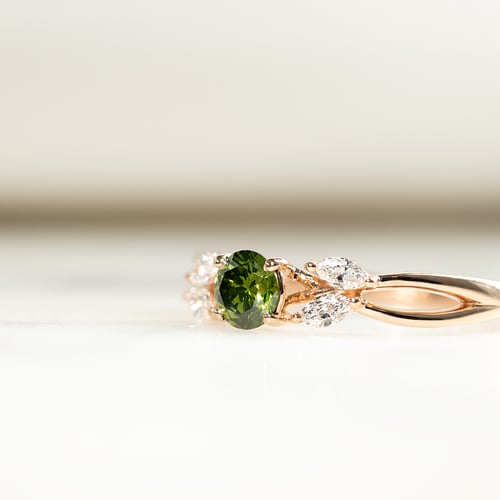 Verlobungsring mit grünem Diamanten und Lab Grown Diamanten in Marquise Form Halym