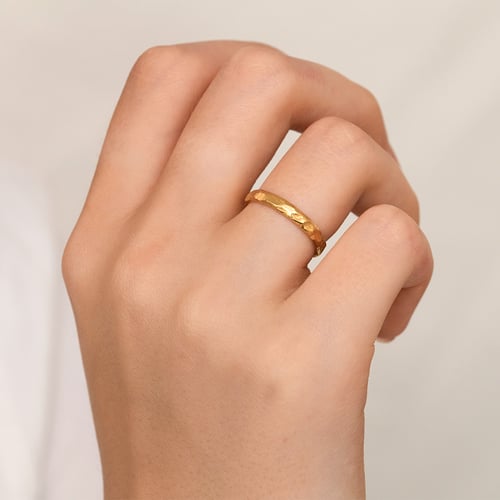 Gehämmerte Trauringe mit gebürsteter Oberfläche aus Gold Vedette