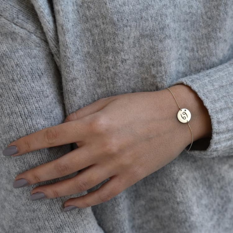 Krebs Sternzeichen und Smaragd im Armband auf dem Arm 37716