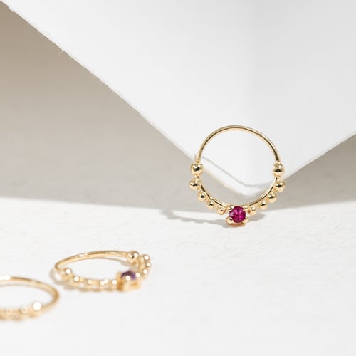 Goldenes Septum Piercing mit Rubinen Arla