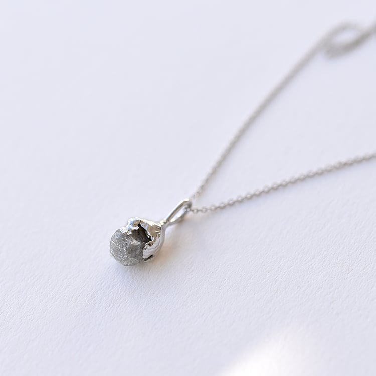 Weißgoldene Halskette mit Rohdiamanten 58359