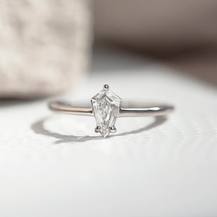 Verlobungsring mit Lab Grown Diamant in Shield Form Greta