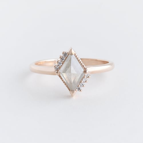 Ring Lozenge mit Salt and Pepper Diamanten und Lab Grown Diamanten Talley