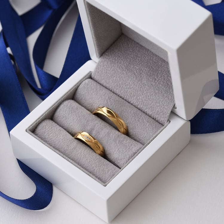 Eheringe aus Gold mit Gravur und Diamanten Consus 76304