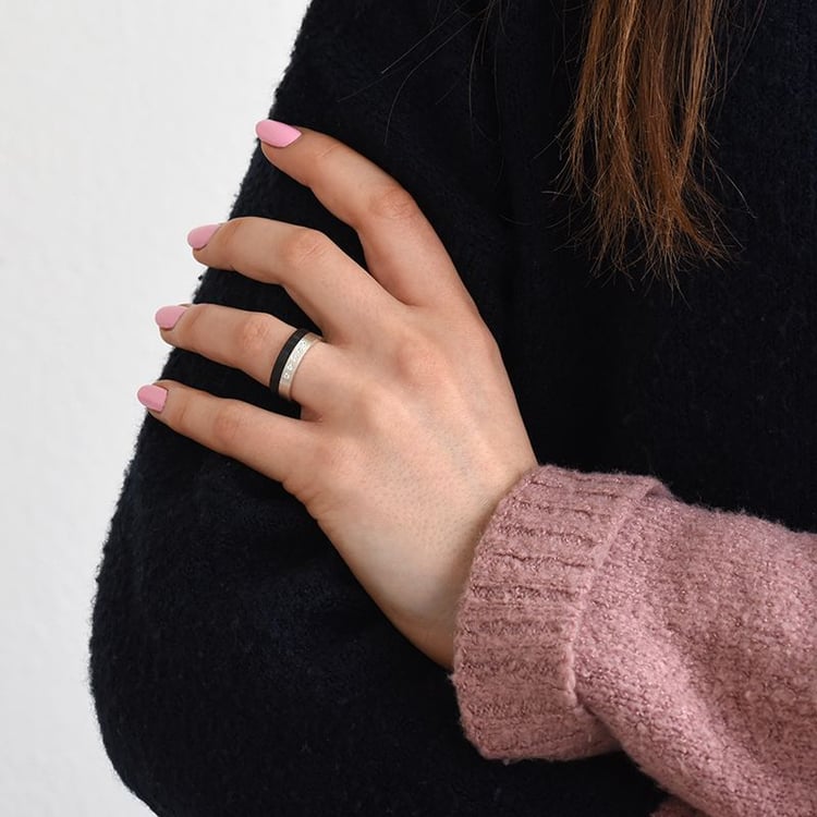 Flacher Trauring aus Carbon und Silber mit Zirkonia Pharaz 165636