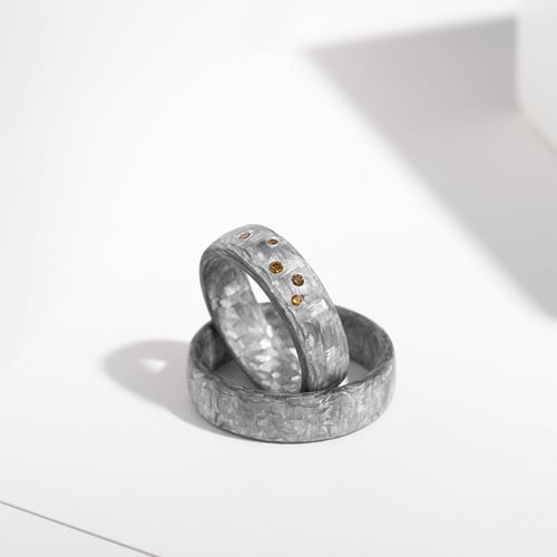Leicht abgerundete Carbon Eheringe mit cognacfarbenen Diamanten Parri