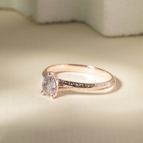 Von Hand gravierter Ring mit einem Salt and Pepper Diamanten in Birnenform Vivia