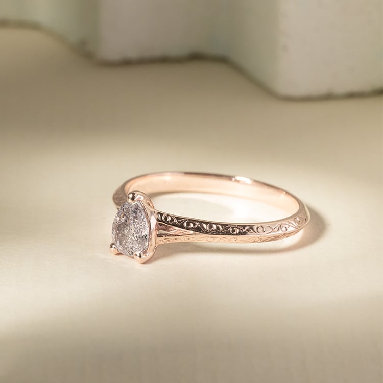 Von Hand gravierter Ring mit einem Salt and Pepper Diamanten in Birnenform Vivia 120112