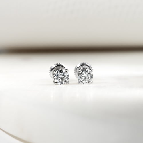 Ohrringe mit Diamanten und vier Krappen Christi