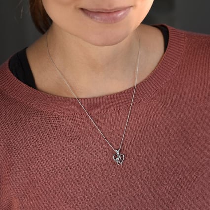 Silberner Anhänger in Herzform mit einem Rubin und Diamanten Lynelle