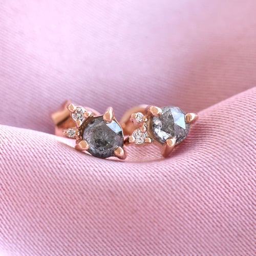 Goldene Cluster-Ohrringe mit Salt and Pepper Diamant Meave