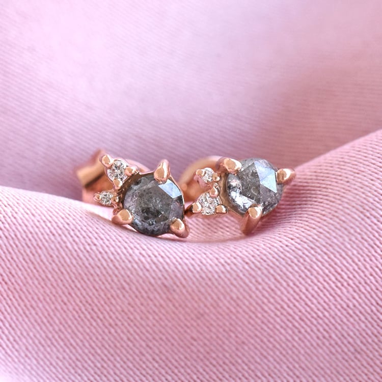 Goldene Cluster-Ohrringe mit Salt and Pepper Diamant Meave 78905