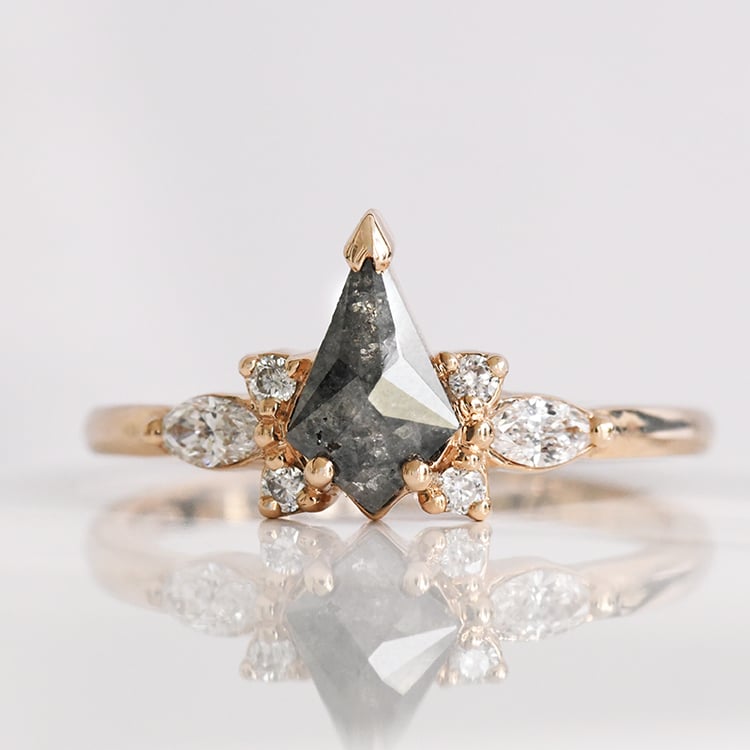 Verlobungsring mit einem grauen Salt and Pepper Diamanten in Kite-Form Isabela 117560