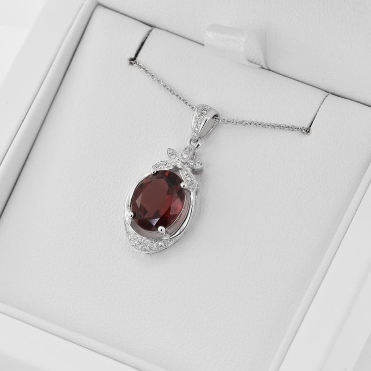 Anhänger mit ovalem Granaten und Diamanten Troels 32985