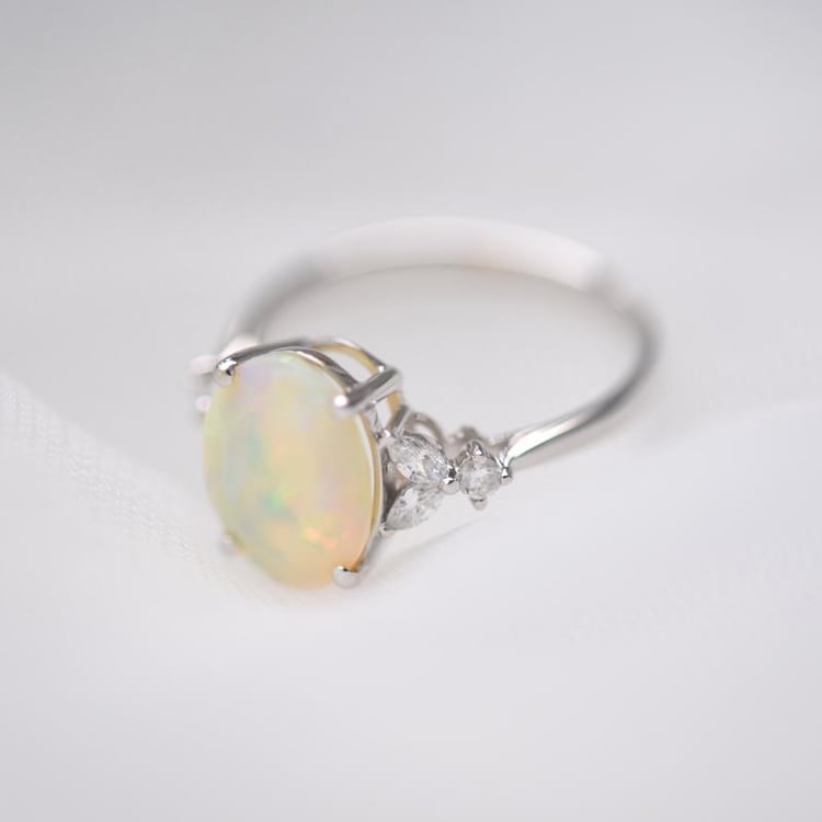Goldener Ring mit ovalem Opal und Diamanten Melisa 51617