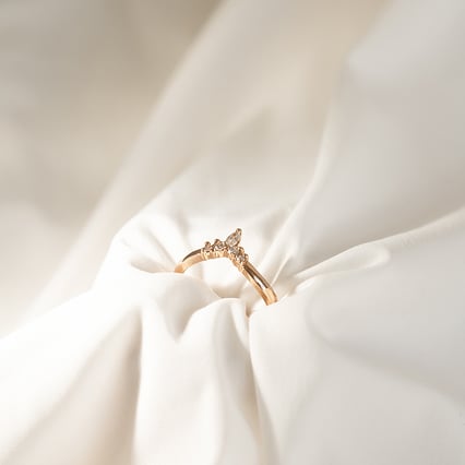 Ehering in V-Form mit Diamanten Joni