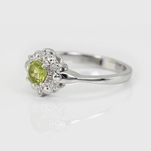 Verlobungsring mit Olivinen und Diamanten Dylah